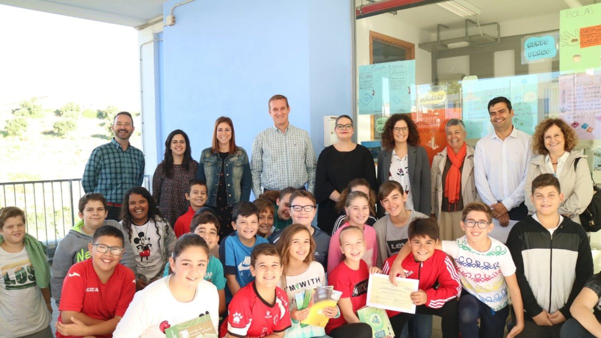 El delegado de Medio Ambiente y la alcaldesa de Turre con el alumnado del centro.