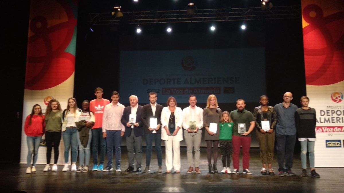 Foto de familia de los galardonados en los II Premios del Deporte de LA VOZ.