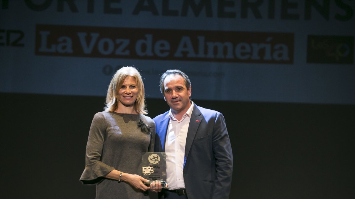 Emilia Paunica con el concejal de Deportes Juanjo Segura.