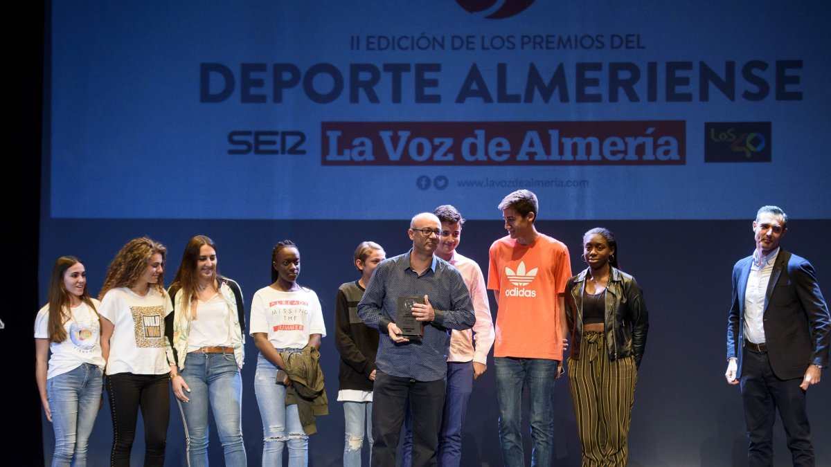 El equipo de baloncesto de Roquetas por la integración.