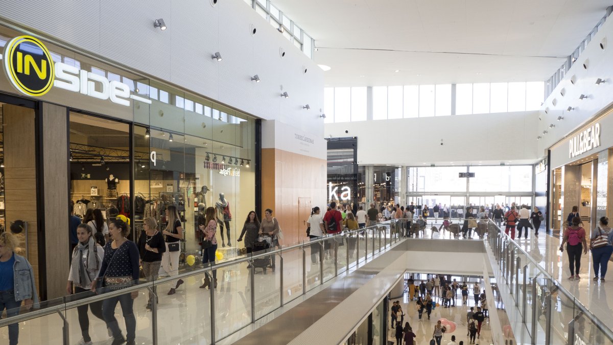 Interior del nuevo centro comercial el día de su apertura.