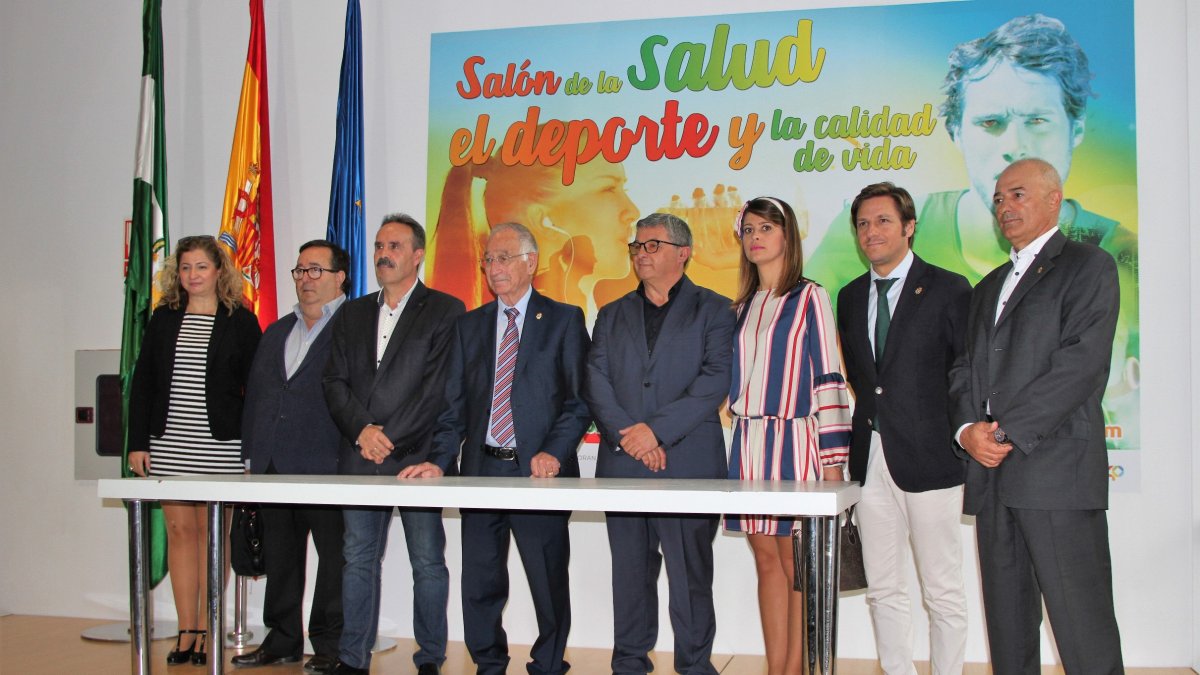 Autoridades y organizadores en la inauguración del Salón.