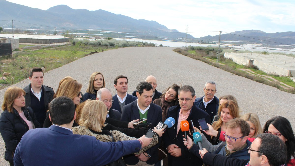 Responsables del Partido Popular detallando los problemas con la carretera.