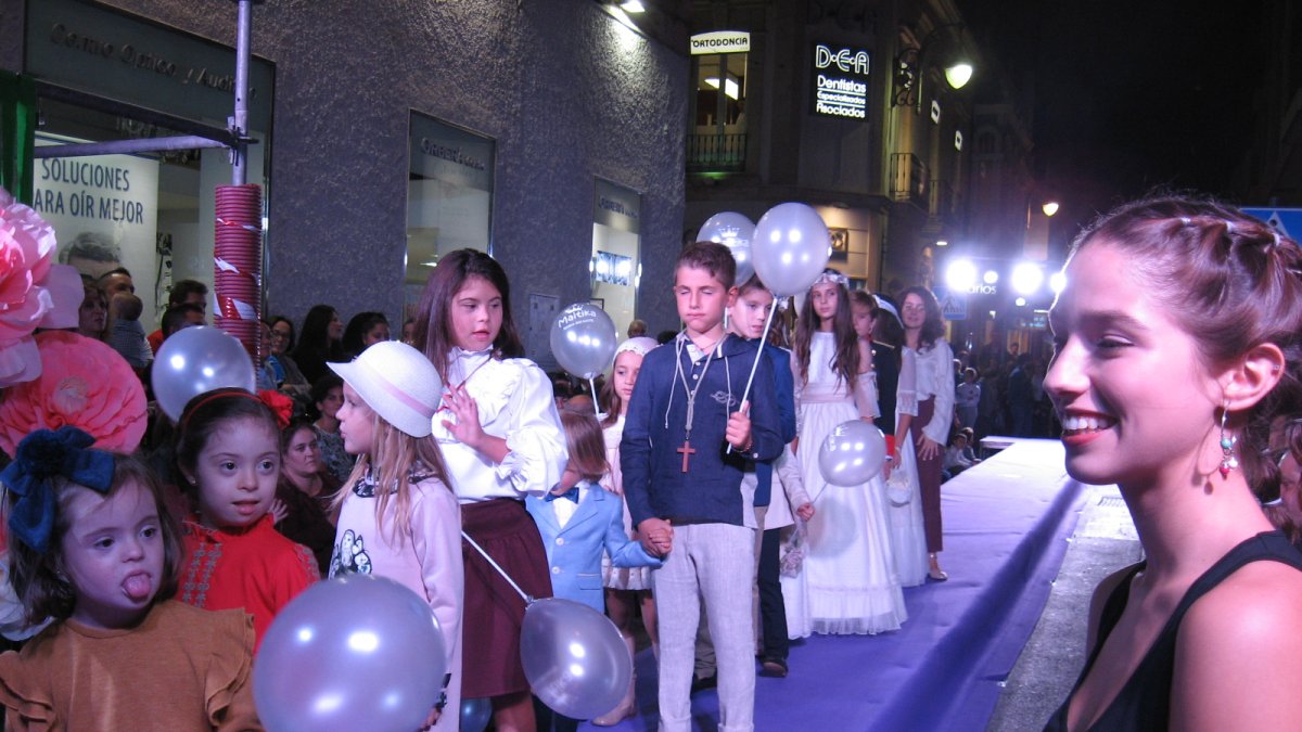 Protagonizaron la micropasarela niños de Asalsido Down y la ONCE.