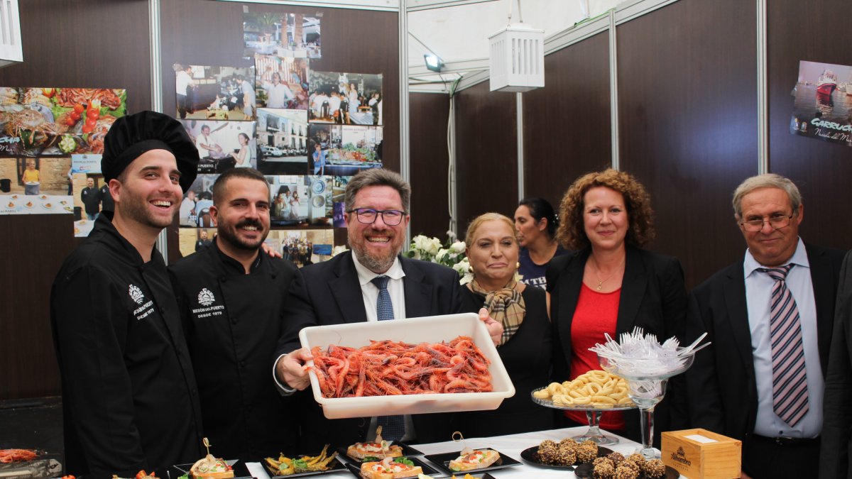 El consejero Rodrigo Sánchez y la alcaldesa, María López, en la inauguración de la feria.