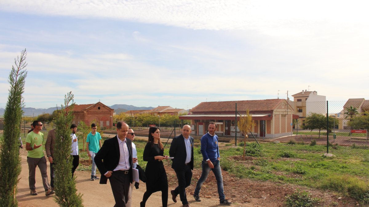 Autoridades recorriendo parte de la Vía Verde.