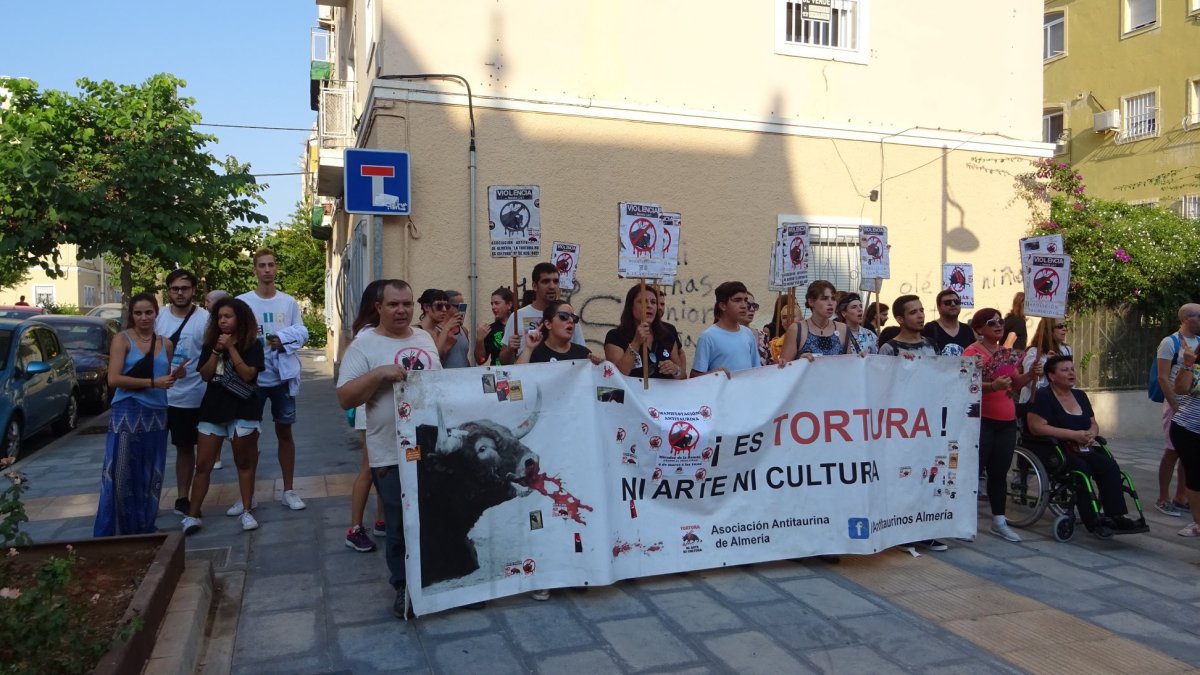 Un grupo de la Asociación Antitaurina de Almería se manifiestan contra las corridas de toros hace unos meses en la capital.