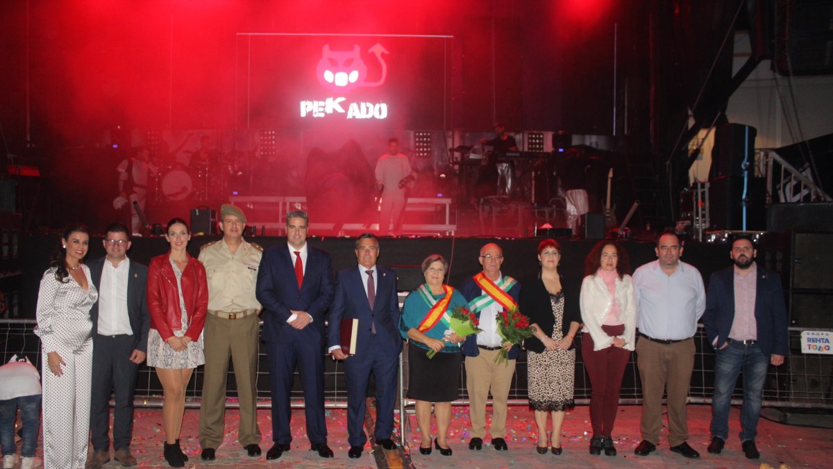 El alcalde de Viator con los concejales de su equipo de Gobierno, el pregonero y los homenajeados