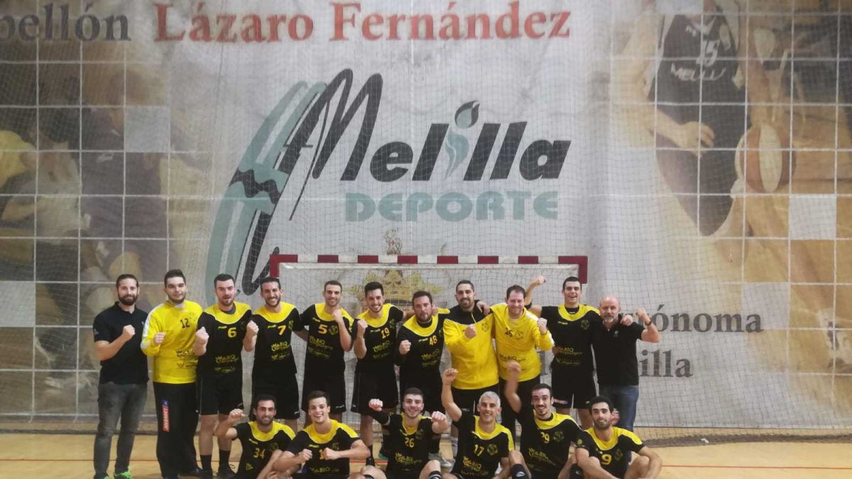 Los jugadores posan tras la victoria.