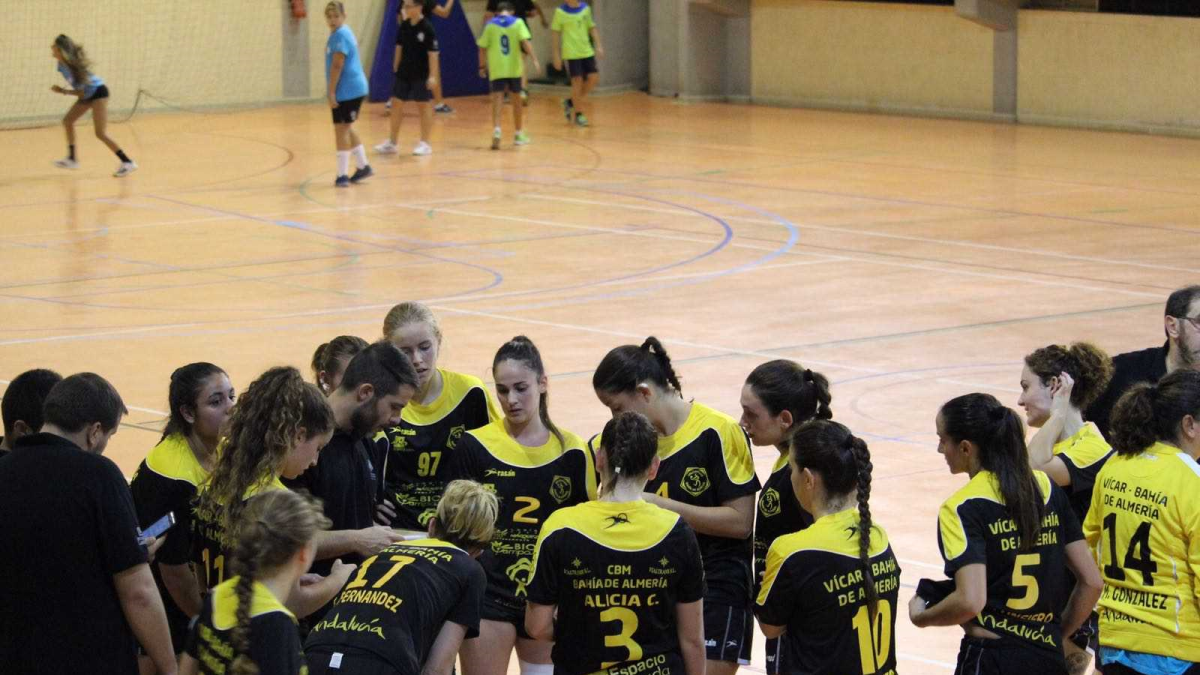 Las jugadoras almerienses en un tiempo muerto.