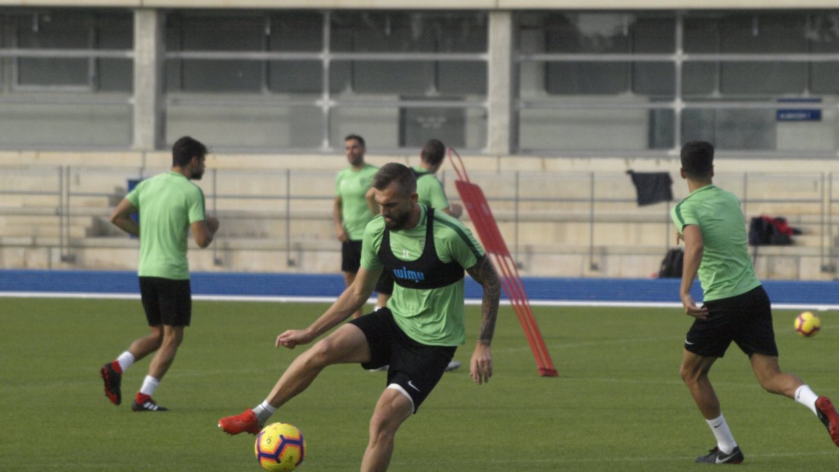Esteban Saveljich pidió explicaciones a Diego Martínez.