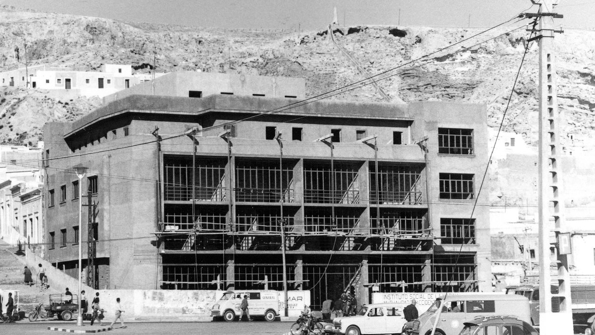 El edificio de la Casa del Mar en plena construcción en los primeros años sesenta