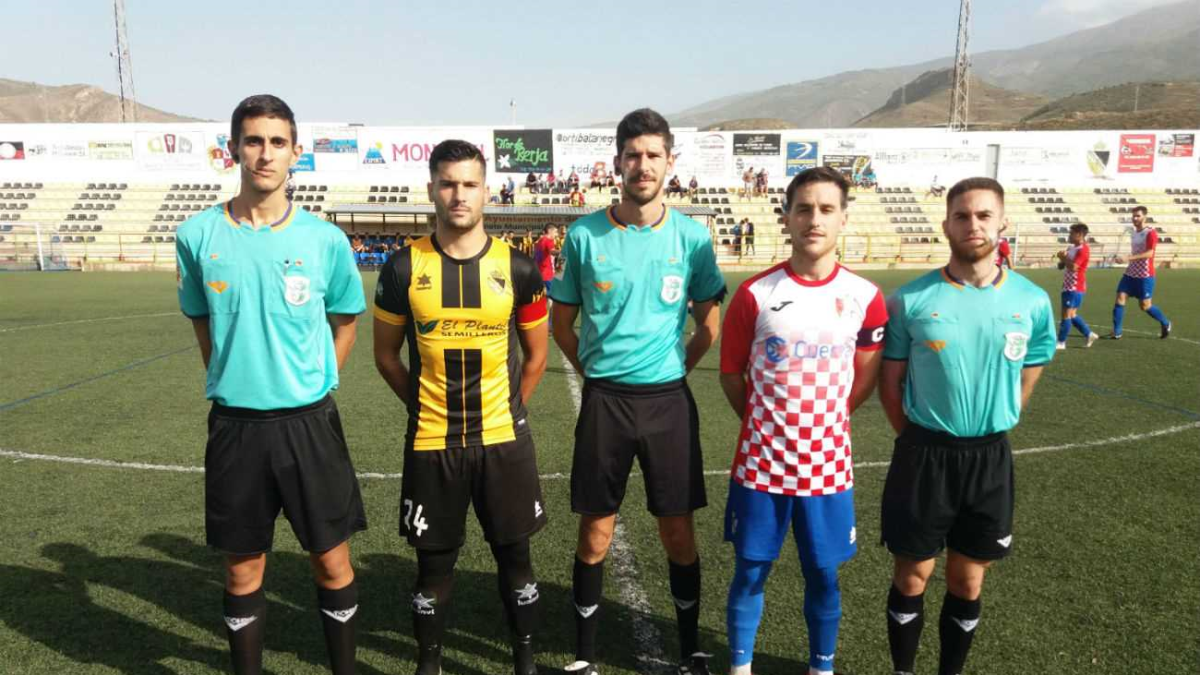 El Berja cede el liderato en Estepona.