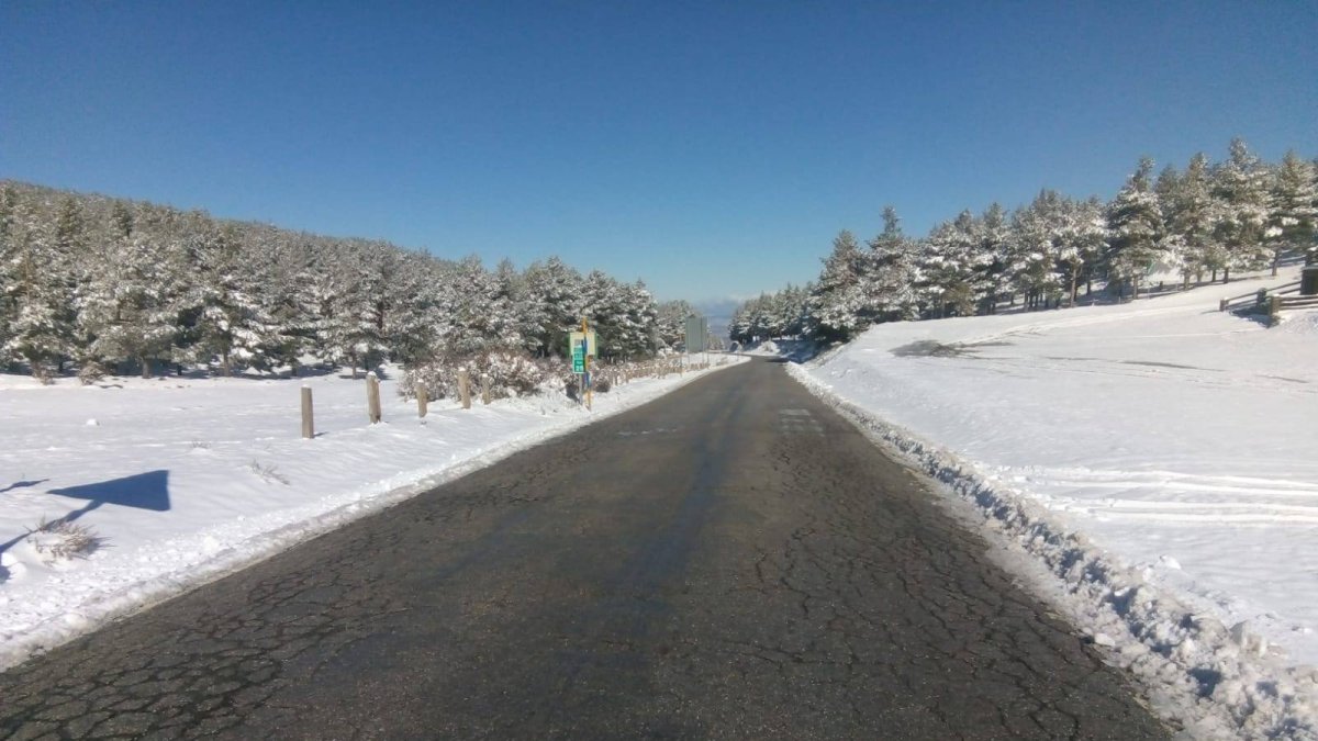 La carretera al Puerto de La Ragua permaneció cerrada por la nieve hasta media mañana.