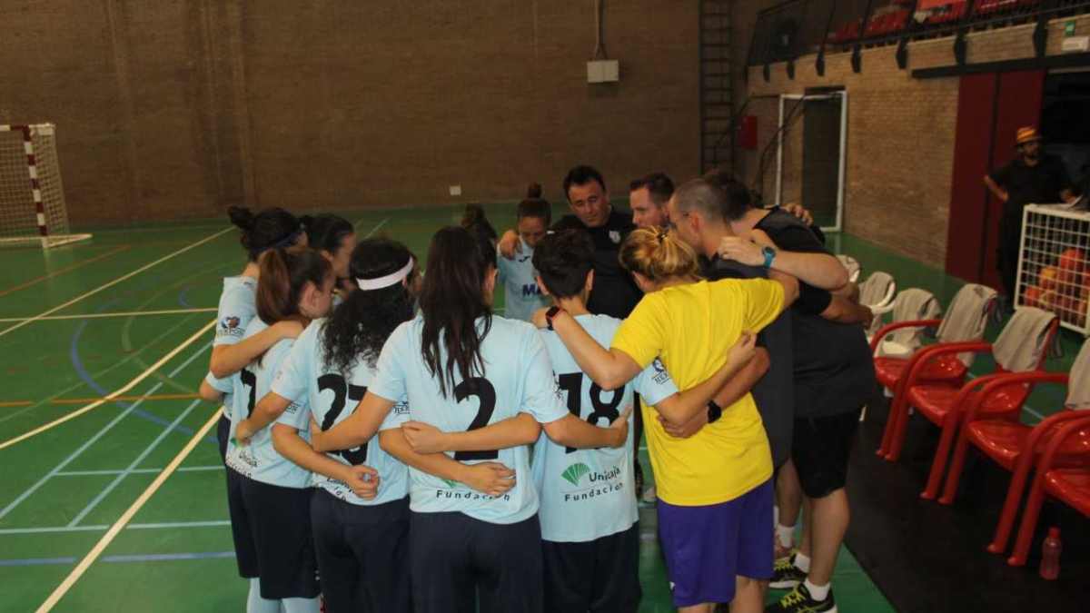 Las jugadoras celestes atienen instrucciones.