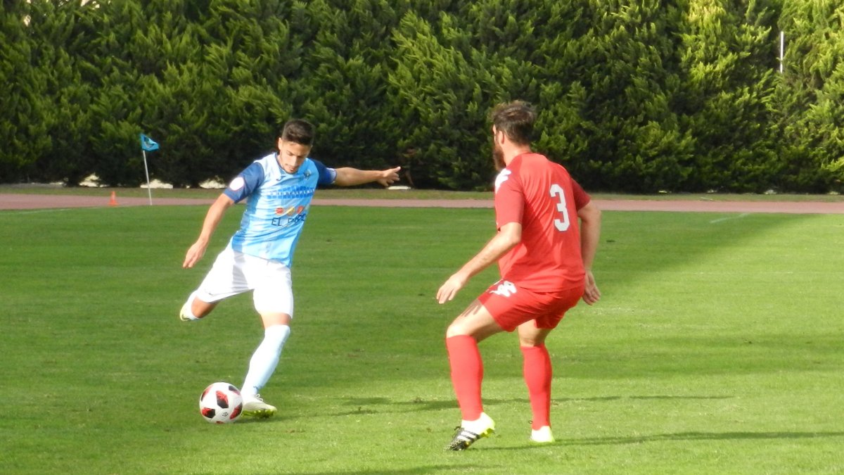 Javilillo en un lance de juego en el duelo ante el San Fernando.