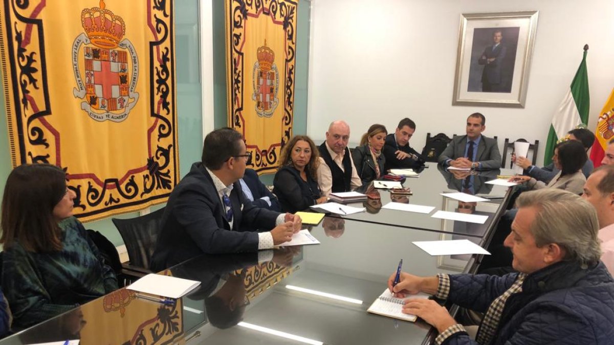 Runión entre el Equipo de Gobierno y la \'Plataforma para la recuperación del Centro de Almería\'.