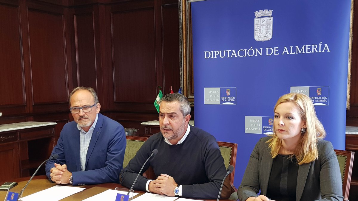 El portavoz del grupo socialista, Juan Antonio Lorenzo, en rueda de prensa.
