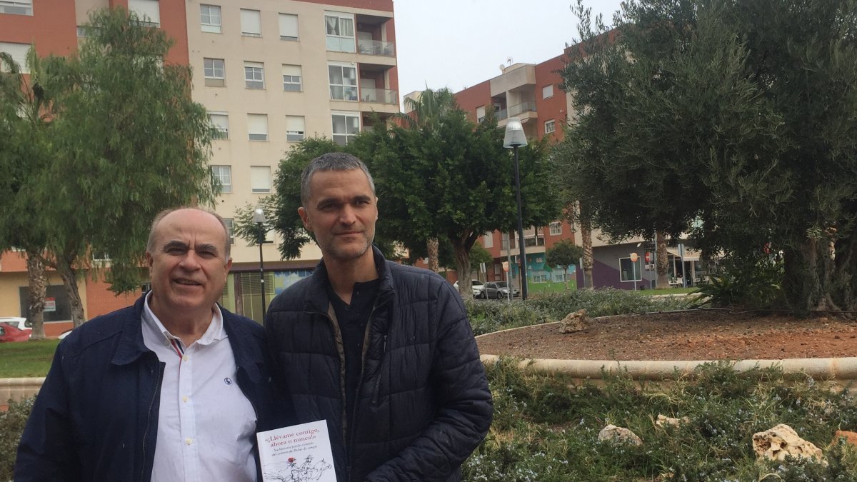 Los autores del libro son Antonio Torres, director de RTVA en Almería, y Ángel M. Roldán, documentalista