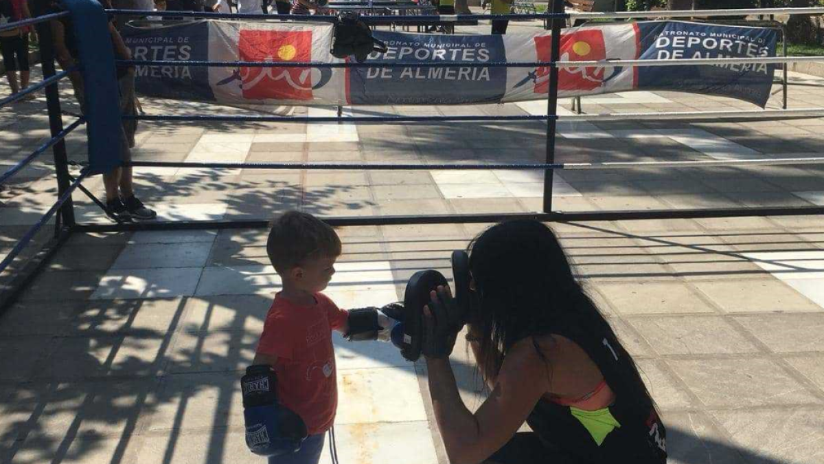Aprendiendo boxeo en la Rambla de Almería.