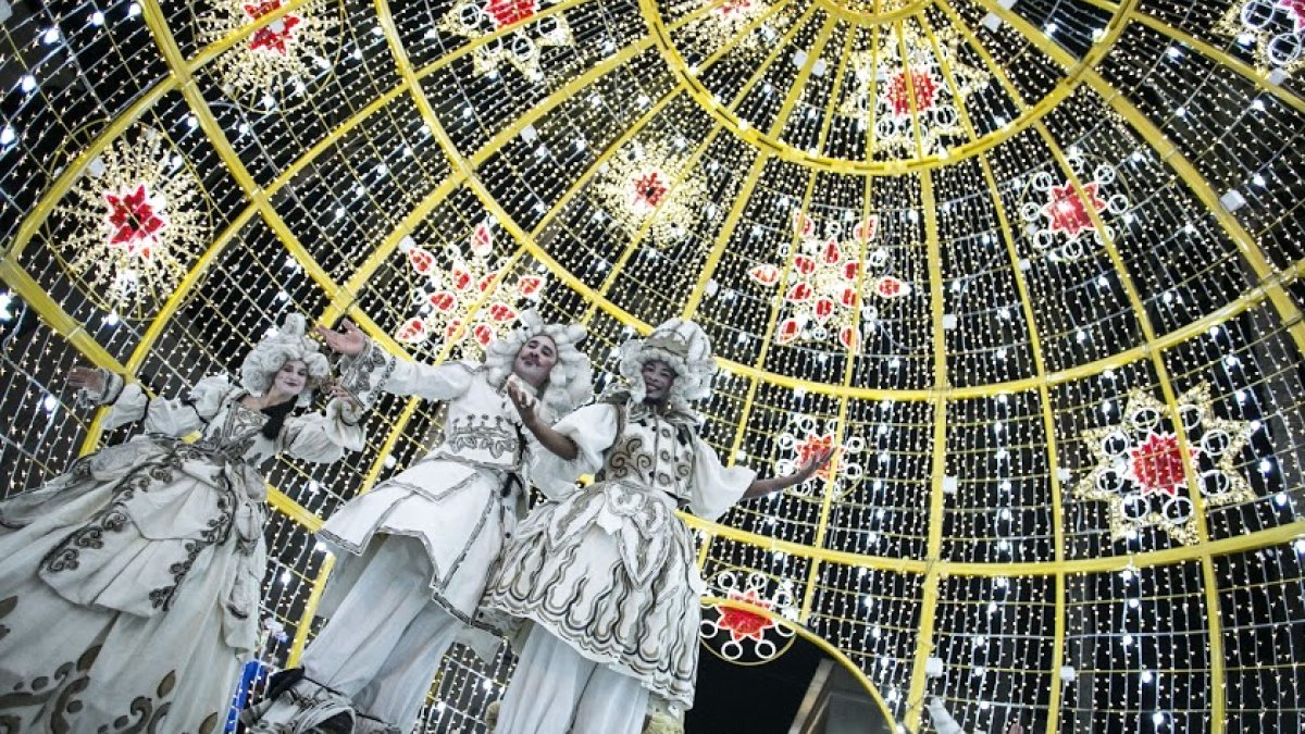 La bola gigante instalada el año pasado fue muy visitada y fotografiada.