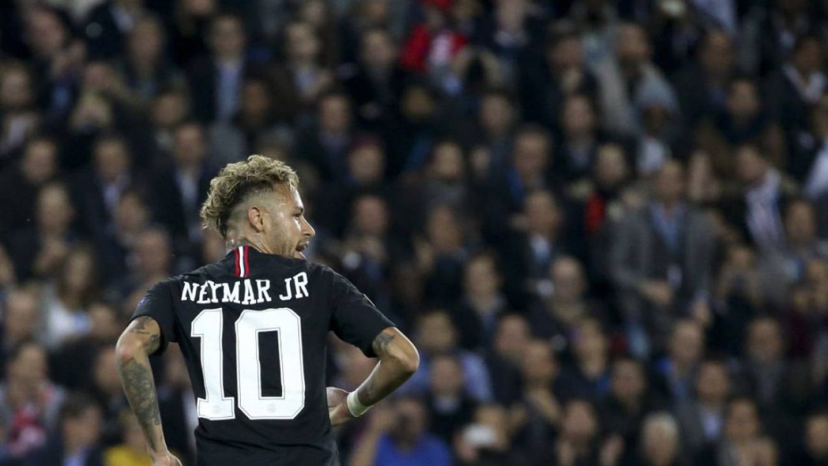 Neymar sigue su vida en París.
