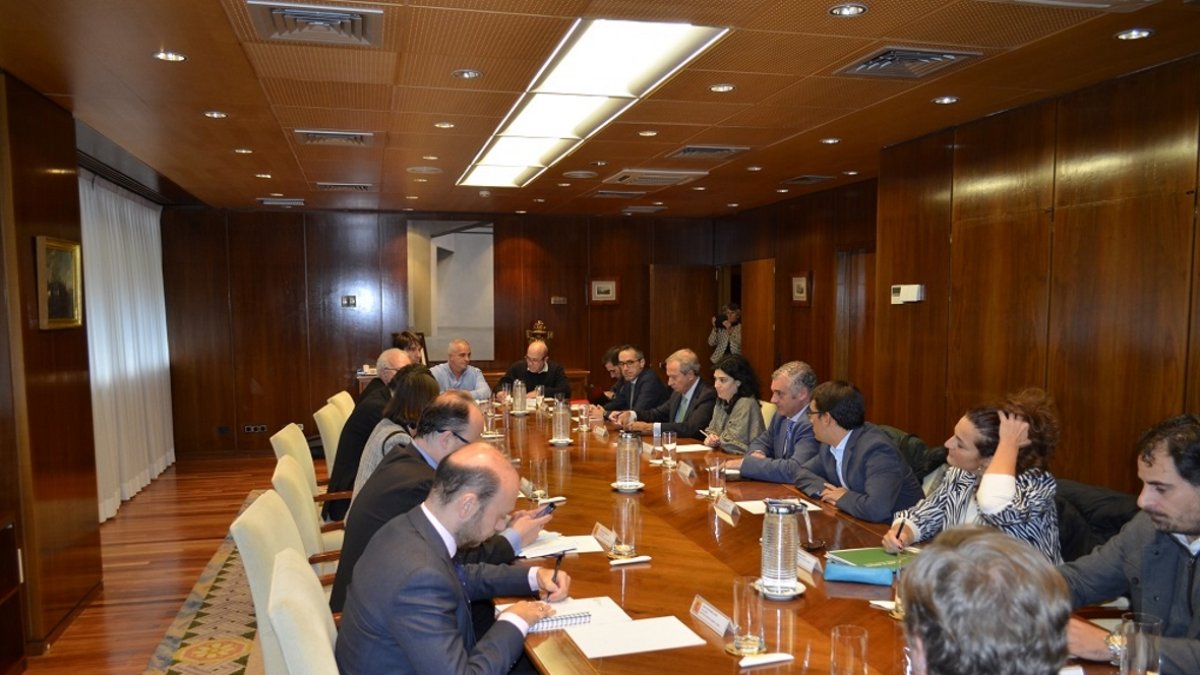 Encuentro mantenido ayer en Madrid con representantes de la empresa y de los trabajadores.