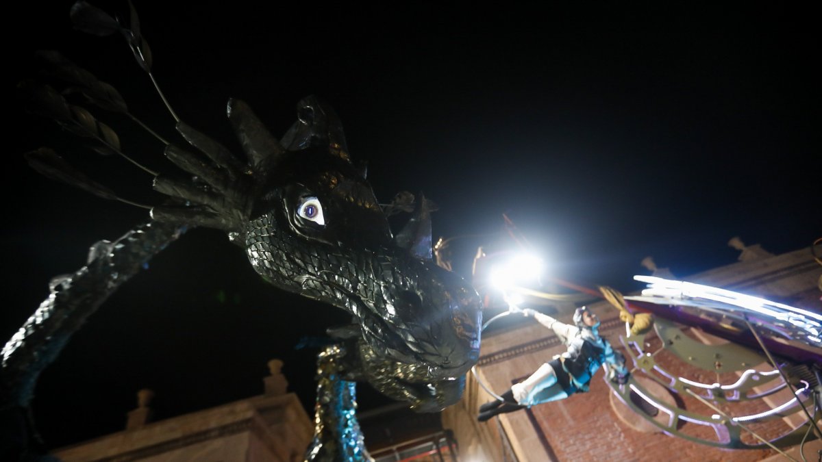 Pasacalles por el centro de la ciudad mantuvieron un ambiente amenazado por el tiempo.