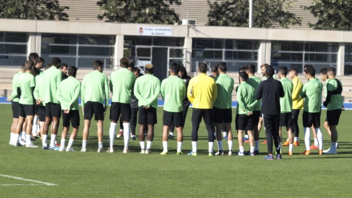 Los jugadores atienden las instrucciones de Fran Fernández.