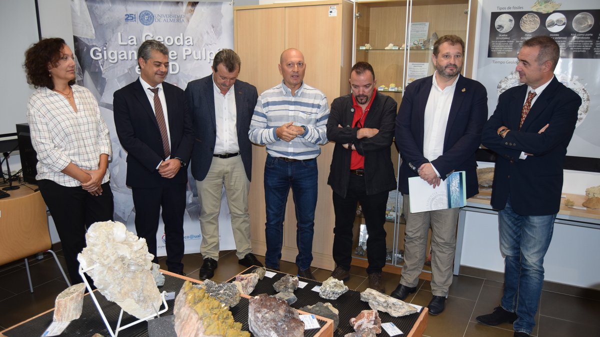 El alcalde de Pulpí, Juan Pedro García, en la inauguración de la exposición.