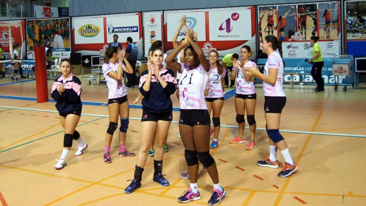 Las jugadoras almeriense saludan en la pista.