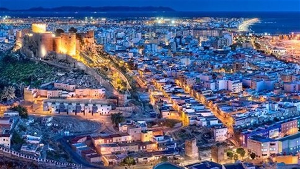 Vista de la ciudad de Almería una vez caída de la noche.