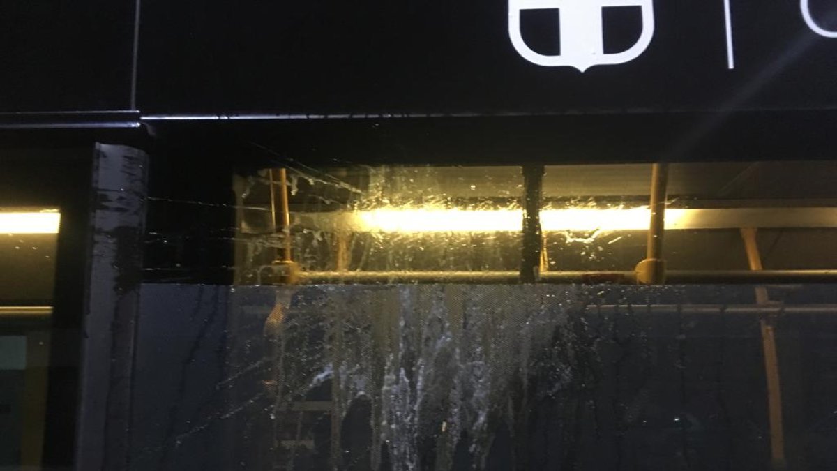 Imagen de uno de los autobuses afectados por el ataque de los gamberros.