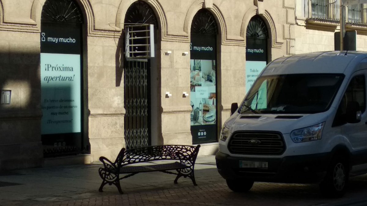 Carteles en los escaparates anuncian la próxima apertura de la franquicia.