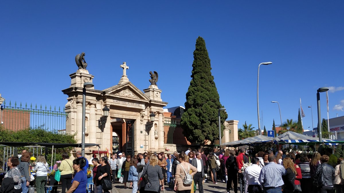 Exterior del cementerio de San José con los tradicionales puestos de flores