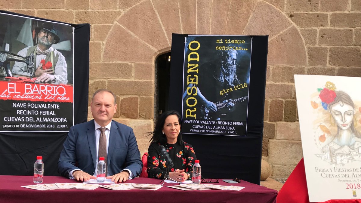 El alcalde y la edil de Festejos presentan la programación de las fiestas.