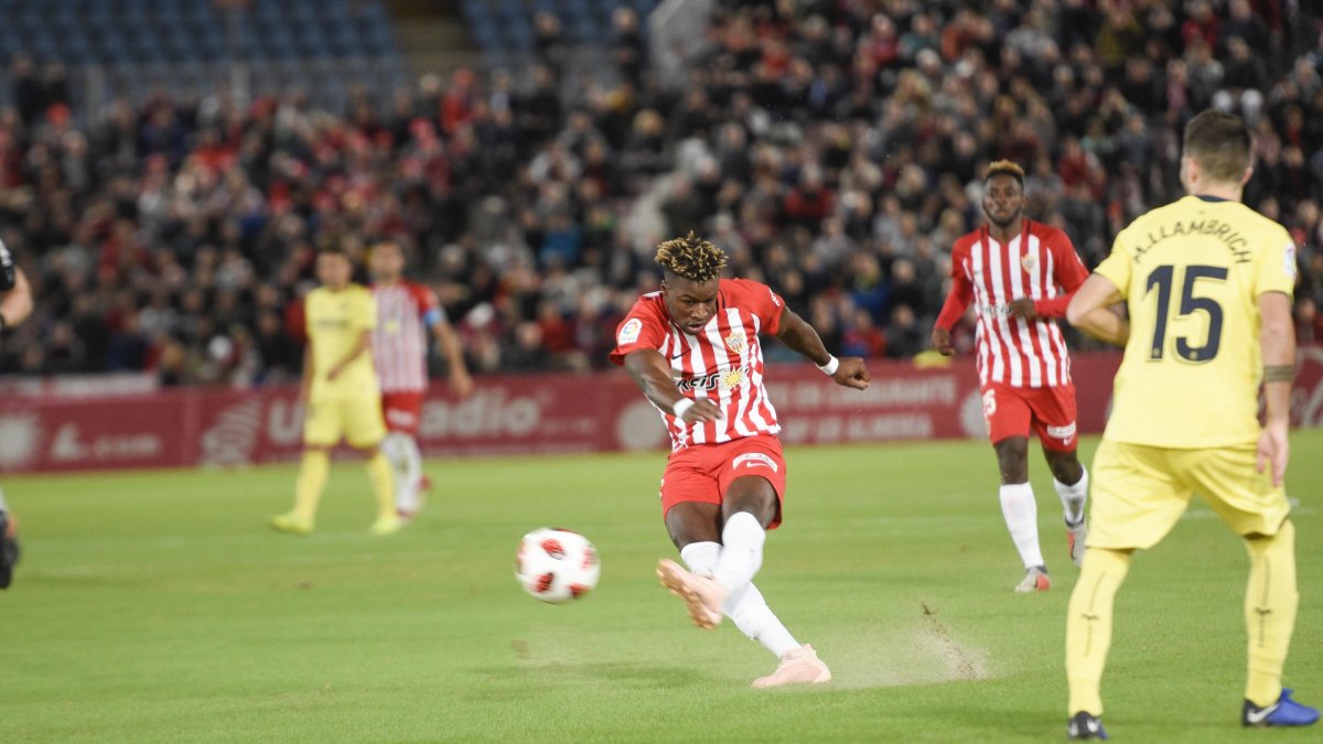 Sekou Gassama lanzando a puerta.