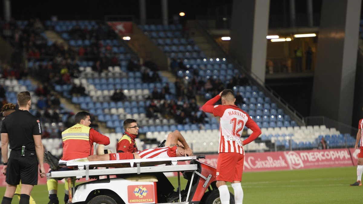 Tuvo que ser retirado en camilla del terreno de juego.