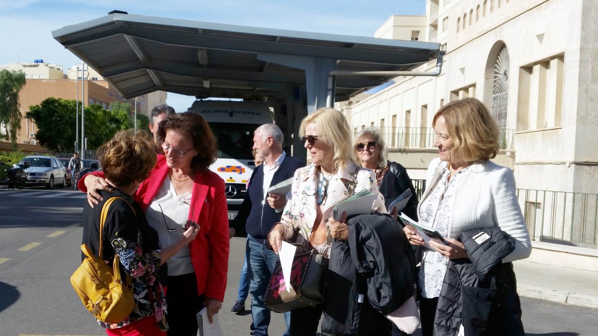 Fernández Moya durante su visita a la Bola Azul ayer.