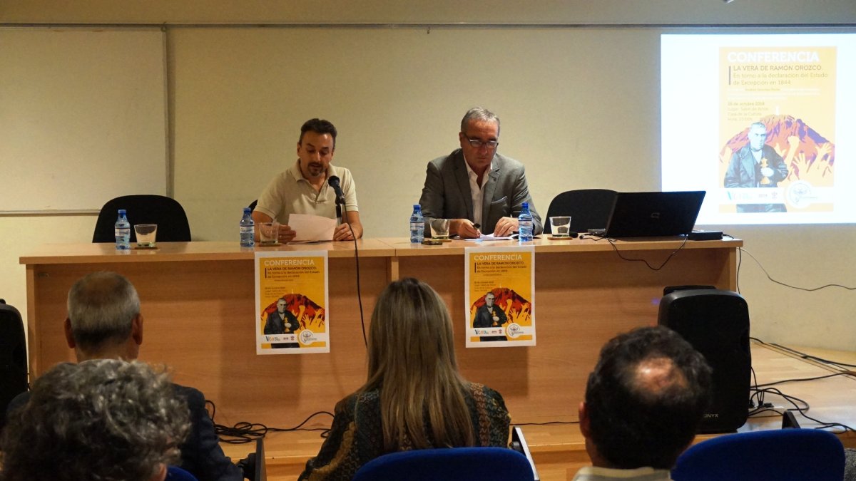 El conferenciante, Sánchez Picón, junto al archivero de Vera, Manuel Caparrós.