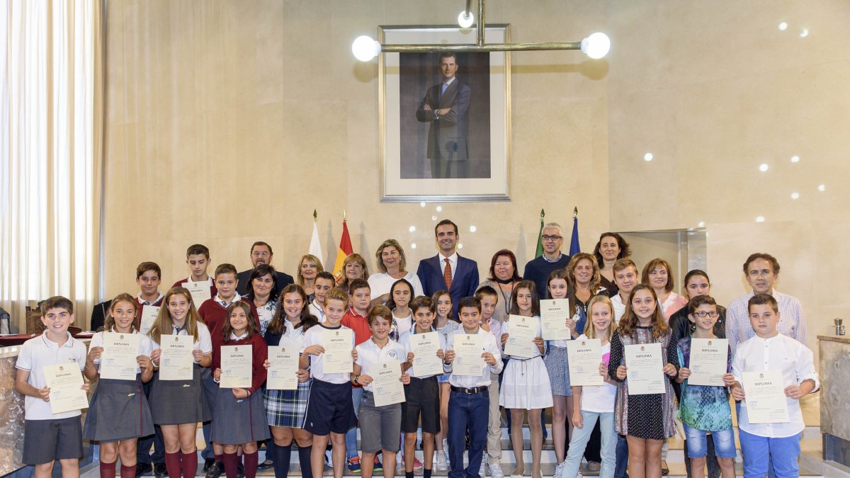 Fotografía de familia del Consejo Municipal de la Infancia.