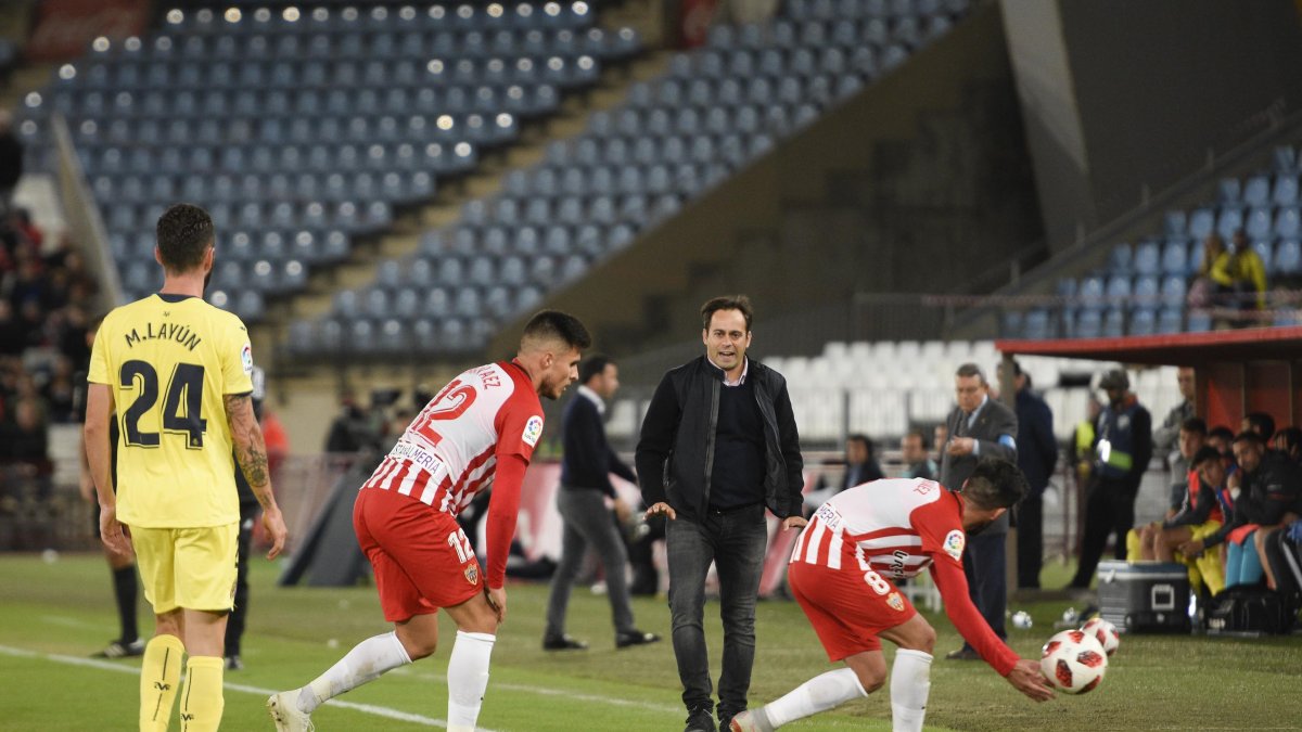 Fran Fernández los mantiene despiertos desde la banda.