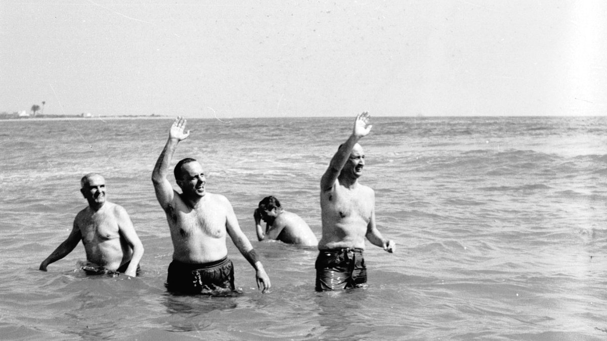 Imagen de archivo de Manuel Fraga bañándose en aguas de Palomares tras la caída de las bombas.