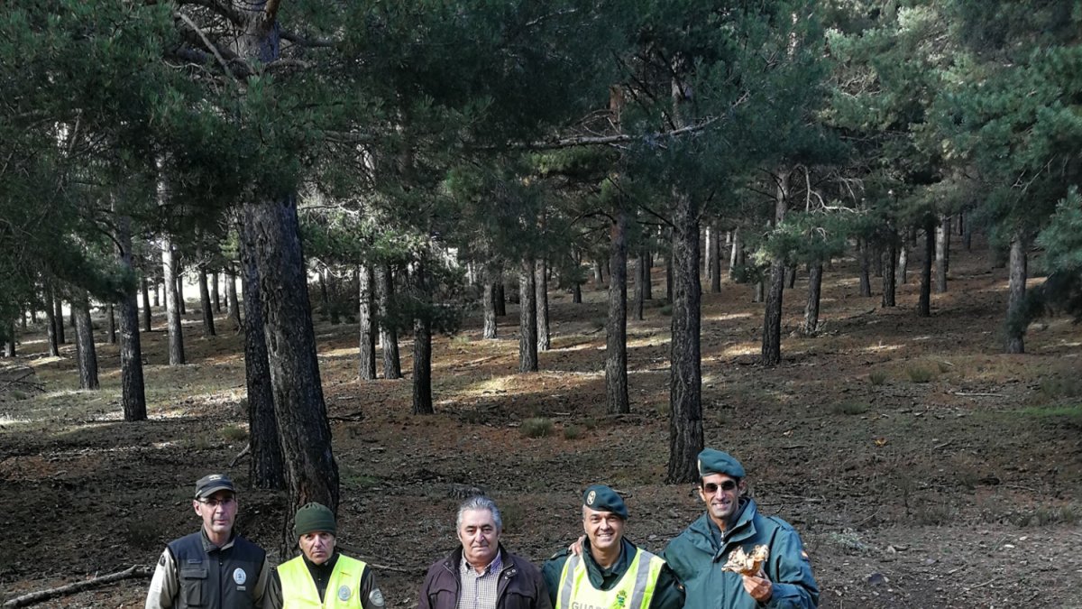 El alcalde de Bayárcal con agentes del Seprona y de la Guardería Forestal de Sierra Nevada con un decomiso de setas a recolectores furtivos.