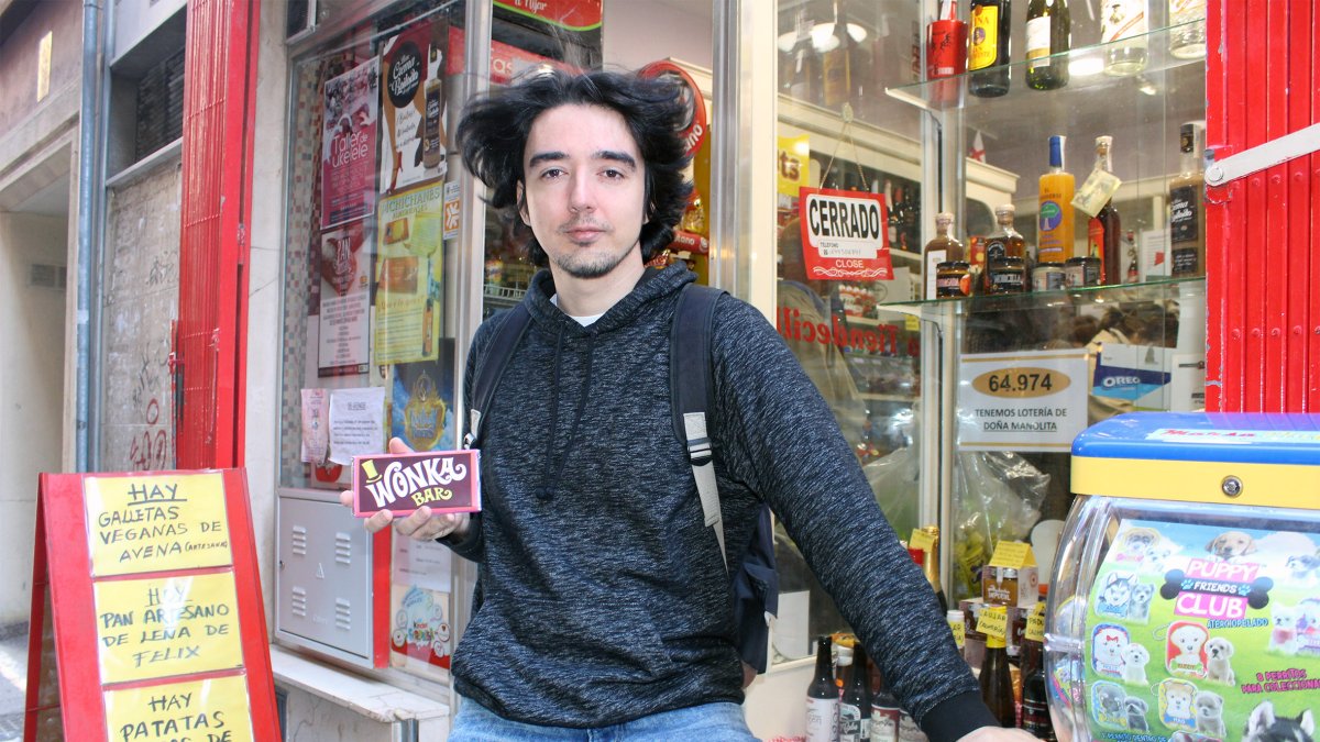 francisco palenzuela en la puerta de la Tiendecilla, en la calle de las Tiendas, llevando el pedido de chocolate.