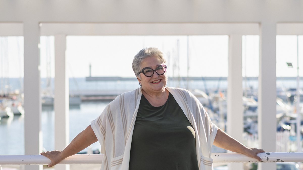 Charo Ortuño posa para el fotógrafo delante del mar, en Almadrabillas