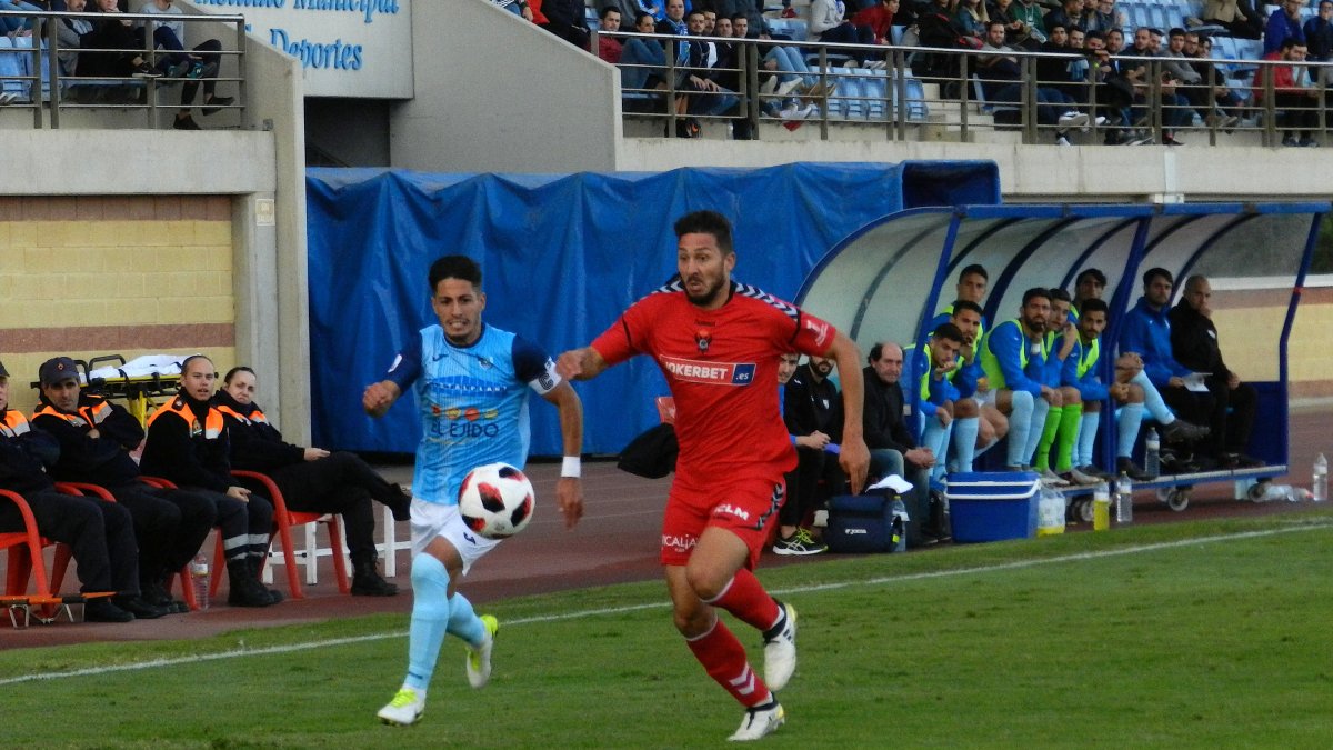 Javilillo disputando un balón ante un rival.