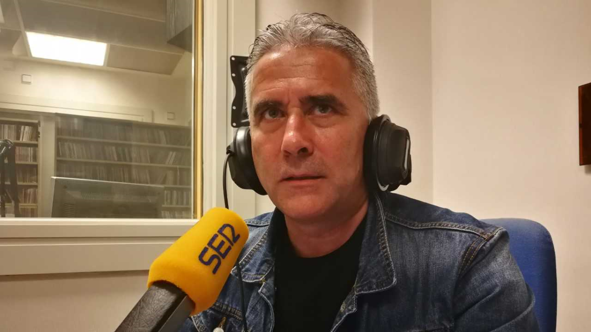 El comentarista de Carrusel en los estudios de la Cadena SER.