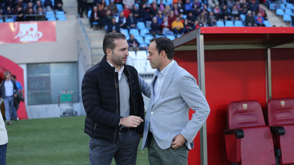 Saludo entre Fran Fernández y Rubén Baraja.