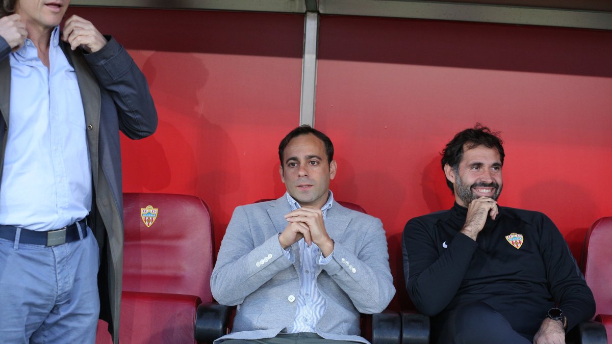 Fran quemando los últimos minutos de relax antes de la batalla del banquillo.